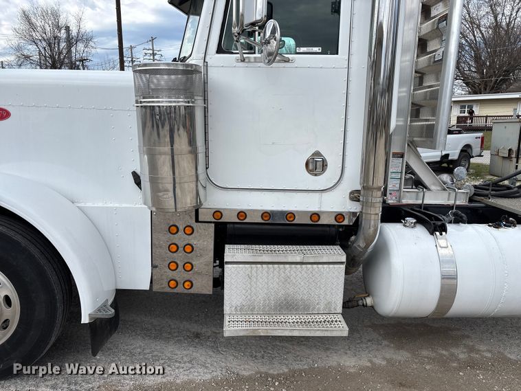 image for item EO4140 1999 Peterbilt 379 semi truck