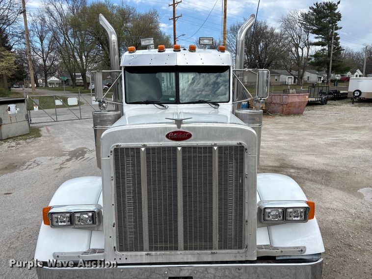 image for item EO4140 1999 Peterbilt 379 semi truck