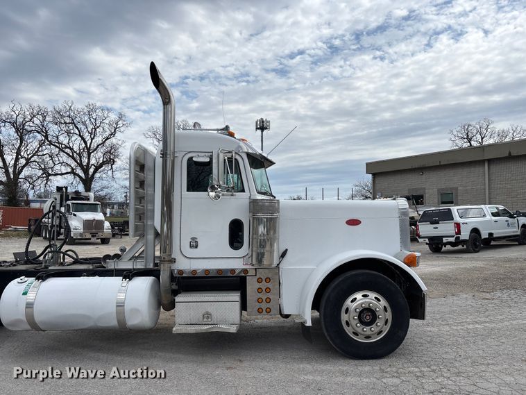 image for item EO4140 1999 Peterbilt 379 semi truck