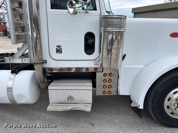 image for item EO4140 1999 Peterbilt 379 semi truck