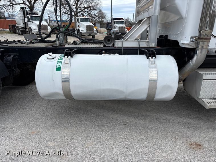 image for item EO4140 1999 Peterbilt 379 semi truck