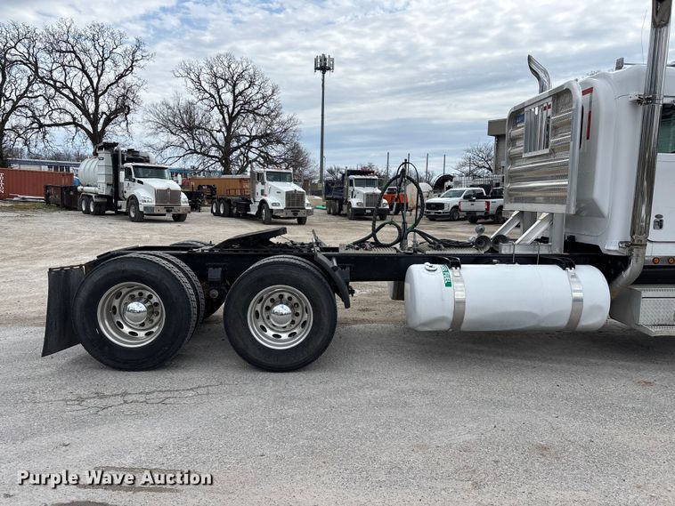 image for item EO4140 1999 Peterbilt 379 semi truck