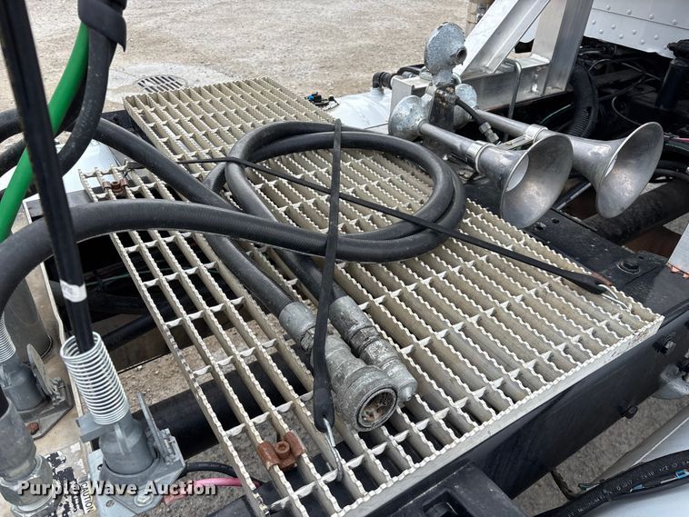 image for item EO4140 1999 Peterbilt 379 semi truck