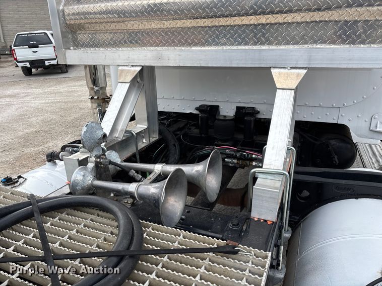 image for item EO4140 1999 Peterbilt 379 semi truck