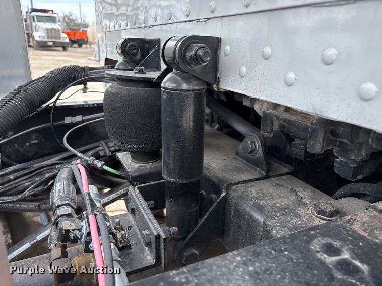 image for item EO4140 1999 Peterbilt 379 semi truck