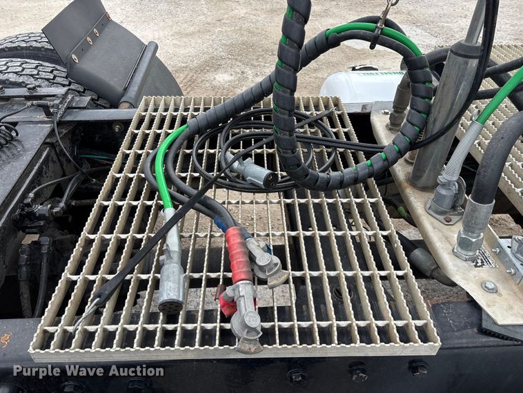 image for item EO4140 1999 Peterbilt 379 semi truck