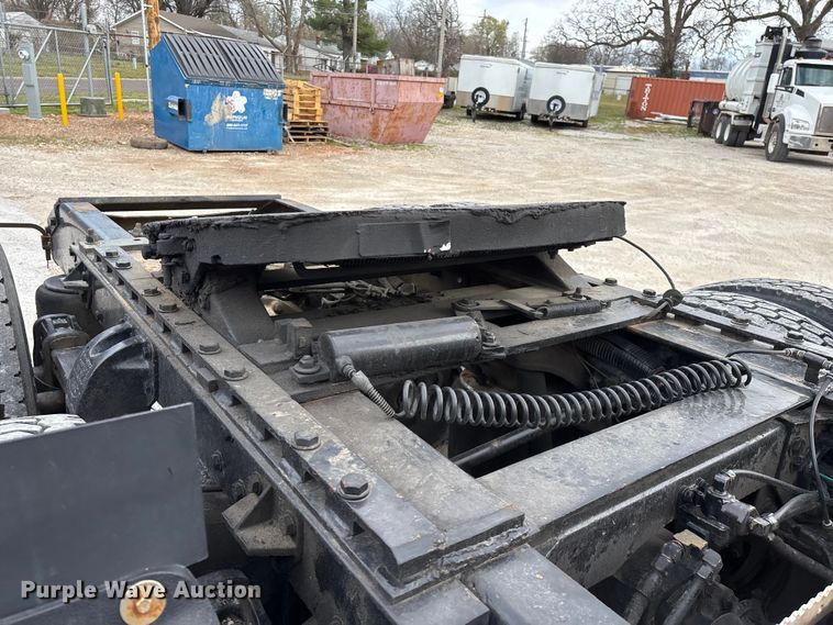 image for item EO4140 1999 Peterbilt 379 semi truck