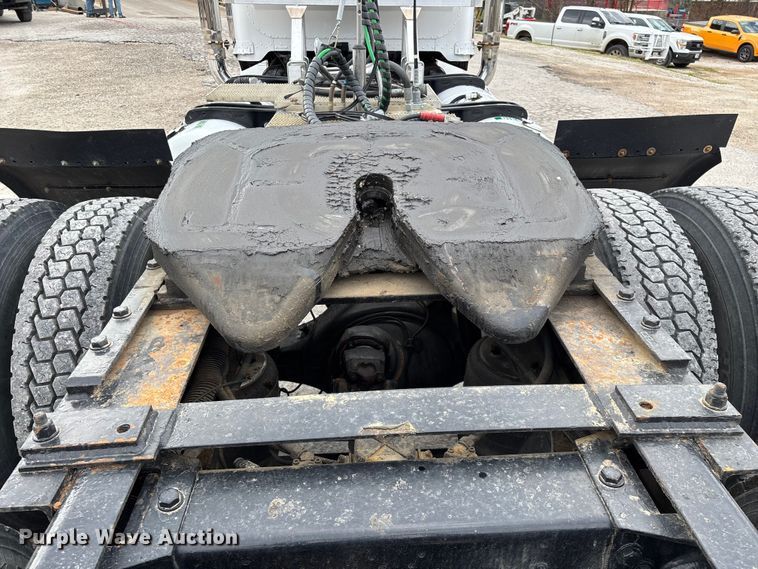 image for item EO4140 1999 Peterbilt 379 semi truck