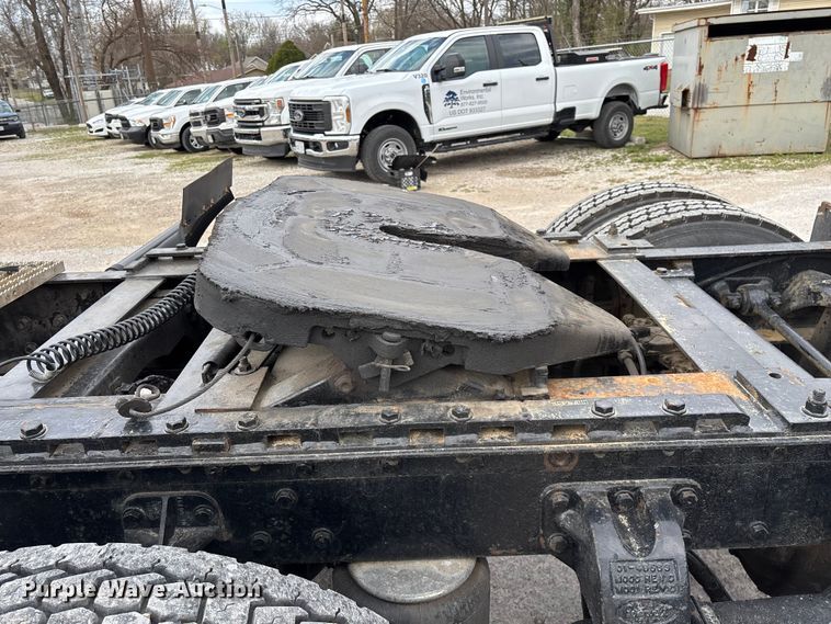 image for item EO4140 1999 Peterbilt 379 semi truck