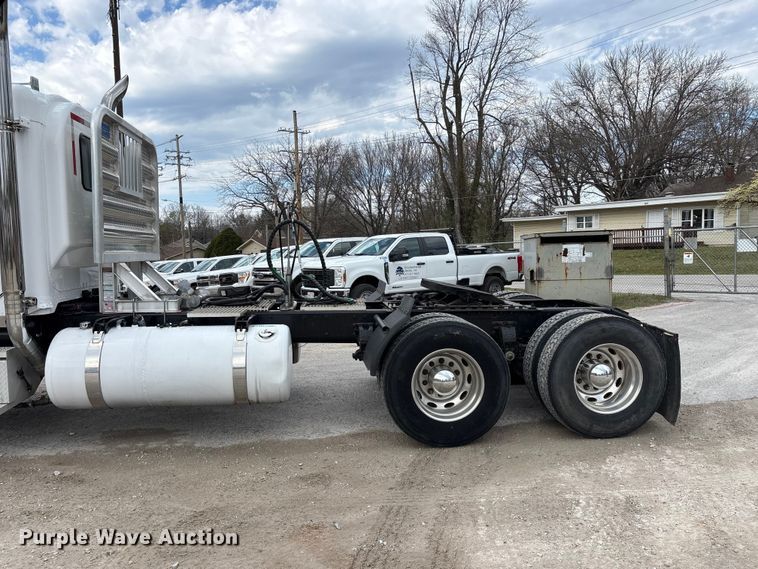 image for item EO4140 1999 Peterbilt 379 semi truck