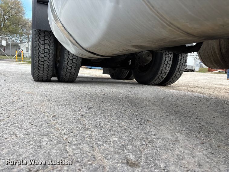 image for item EO4140 1999 Peterbilt 379 semi truck