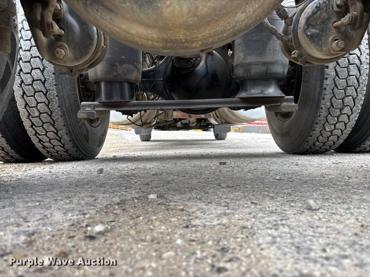 image for item EO4140 1999 Peterbilt 379 semi truck