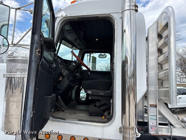 image for item EO4140 1999 Peterbilt 379 semi truck