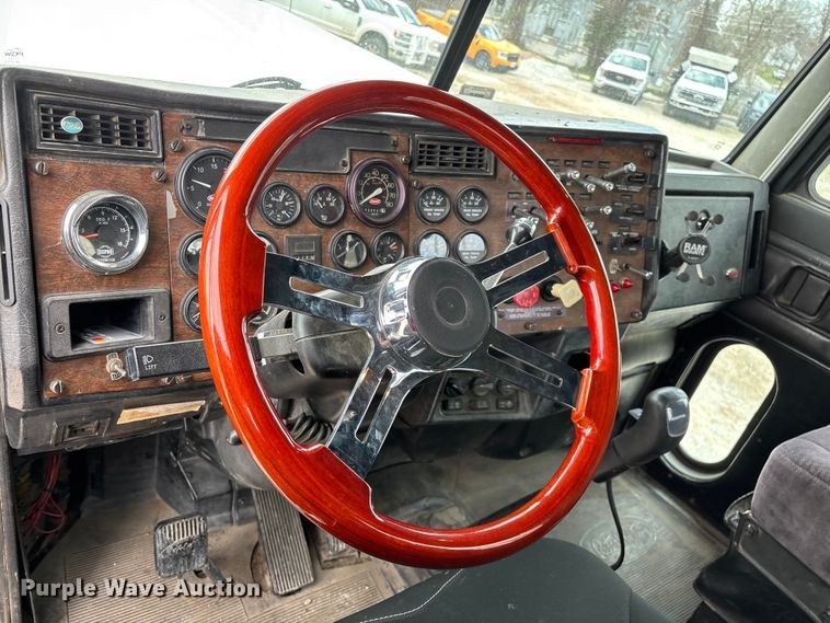 image for item EO4140 1999 Peterbilt 379 semi truck