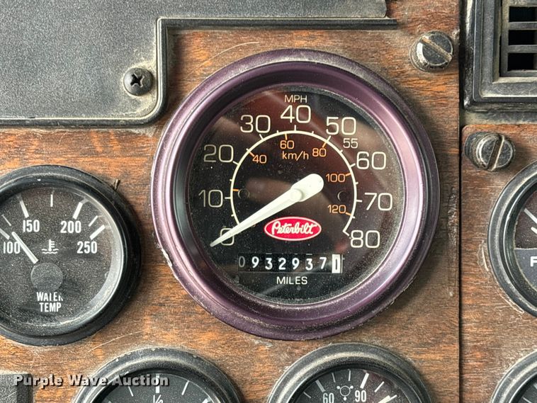 image for item EO4140 1999 Peterbilt 379 semi truck