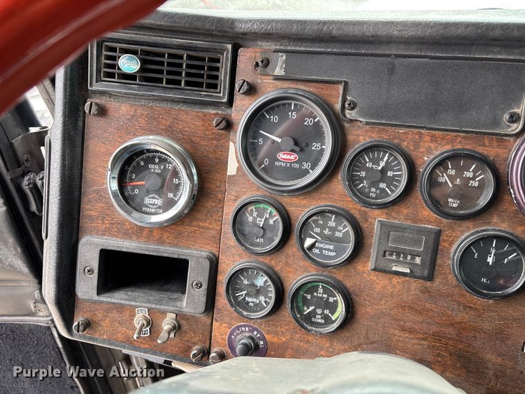 image for item EO4140 1999 Peterbilt 379 semi truck