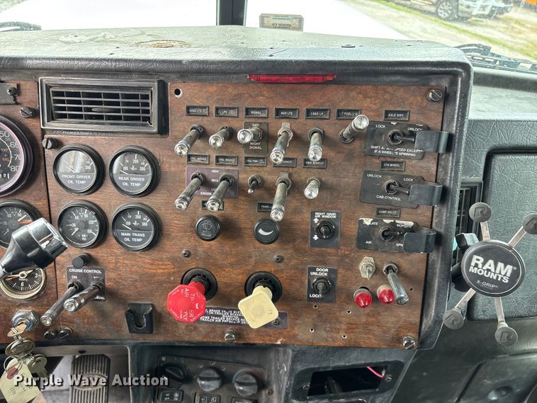 image for item EO4140 1999 Peterbilt 379 semi truck