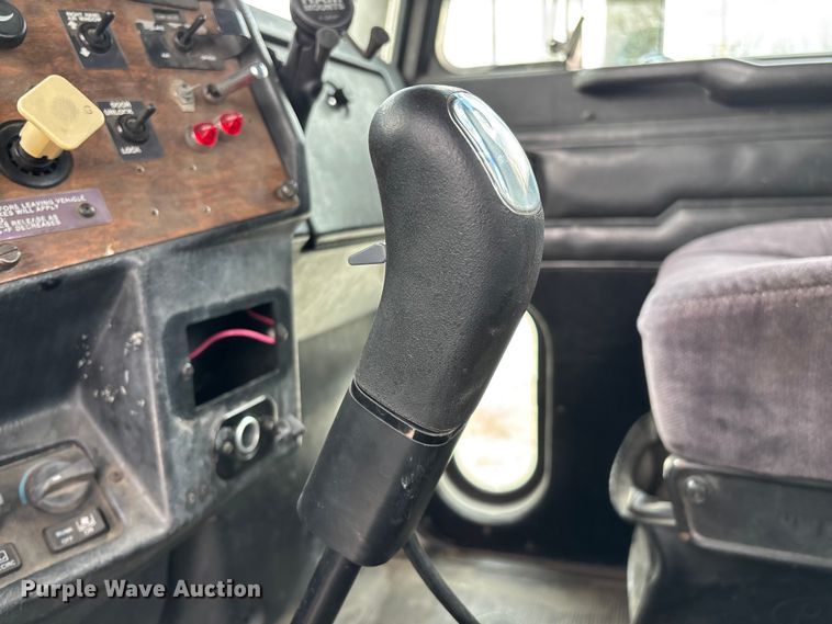 image for item EO4140 1999 Peterbilt 379 semi truck