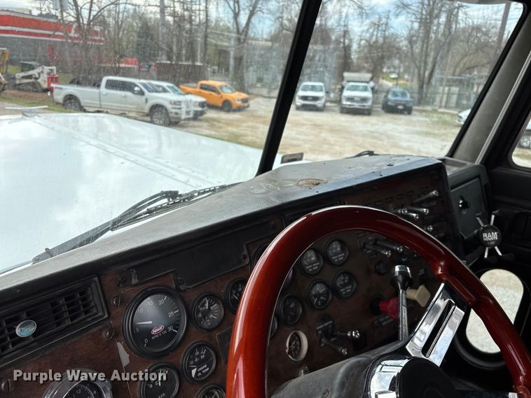 image for item EO4140 1999 Peterbilt 379 semi truck