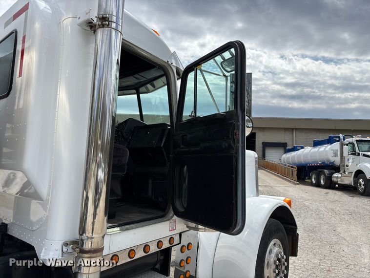 image for item EO4140 1999 Peterbilt 379 semi truck