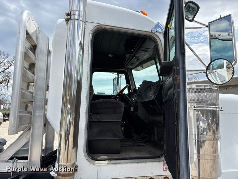 image for item EO4140 1999 Peterbilt 379 semi truck