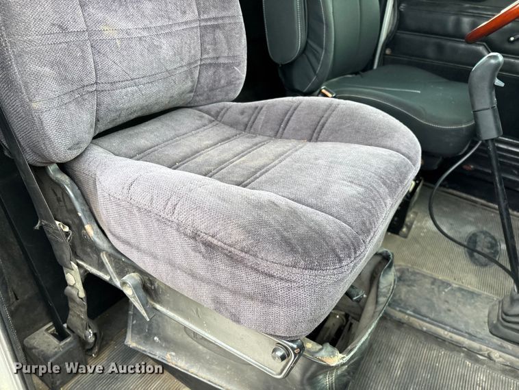 image for item EO4140 1999 Peterbilt 379 semi truck