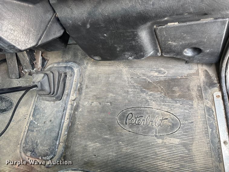 image for item EO4140 1999 Peterbilt 379 semi truck