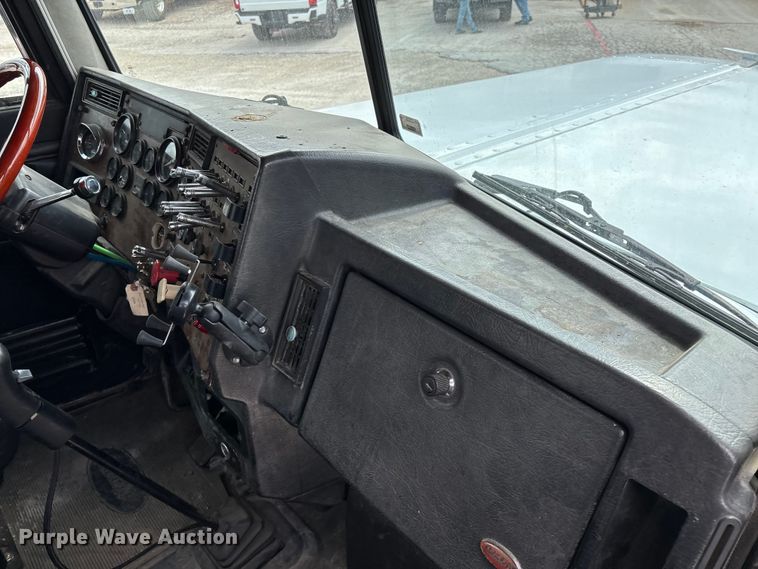 image for item EO4140 1999 Peterbilt 379 semi truck