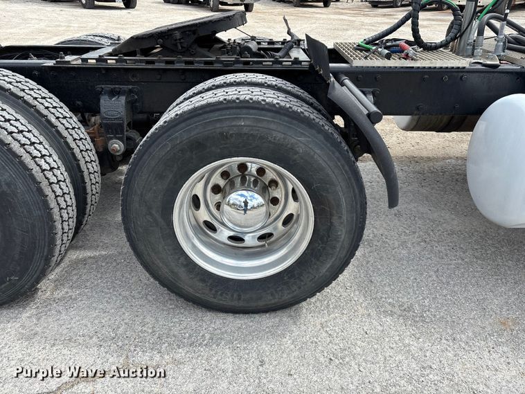 image for item EO4140 1999 Peterbilt 379 semi truck