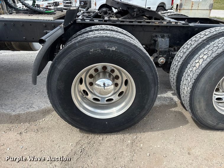 image for item EO4140 1999 Peterbilt 379 semi truck