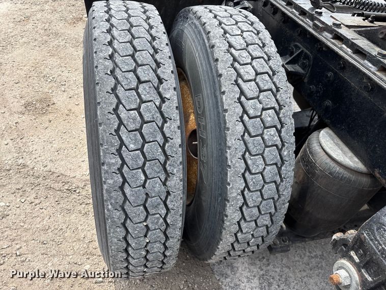 image for item EO4140 1999 Peterbilt 379 semi truck