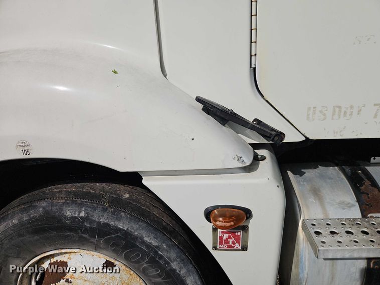 image for item EO7280 2006 Freightliner Columbia semi truck