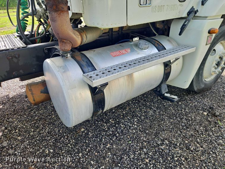 image for item EO7280 2006 Freightliner Columbia semi truck
