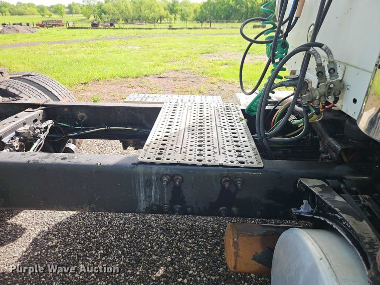 image for item EO7280 2006 Freightliner Columbia semi truck
