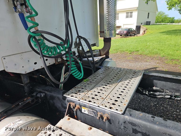 image for item EO7280 2006 Freightliner Columbia semi truck