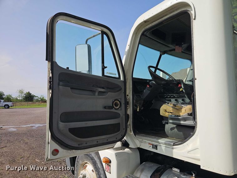 image for item EO7280 2006 Freightliner Columbia semi truck