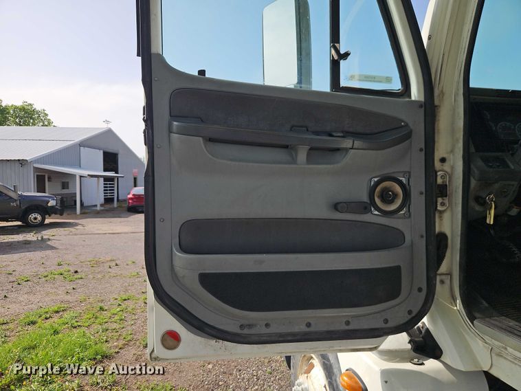 image for item EO7280 2006 Freightliner Columbia semi truck