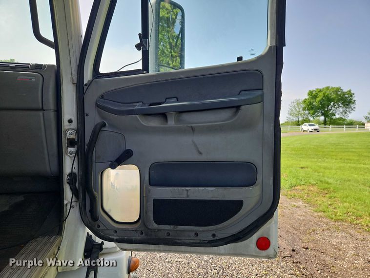 image for item EO7280 2006 Freightliner Columbia semi truck