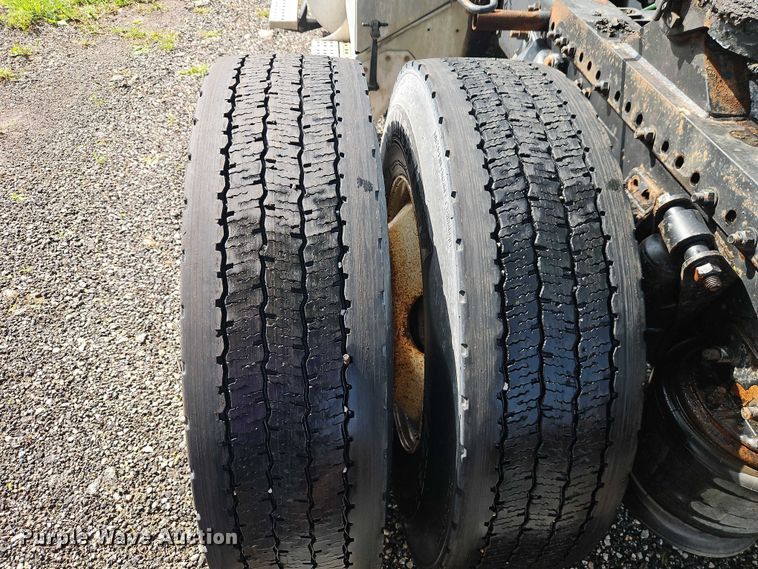image for item EO7280 2006 Freightliner Columbia semi truck