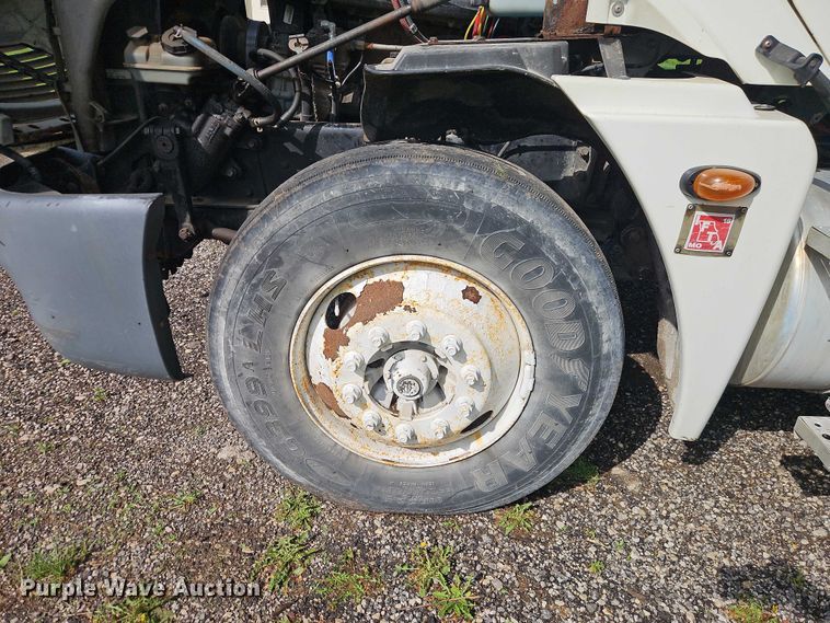 image for item EO7280 2006 Freightliner Columbia semi truck