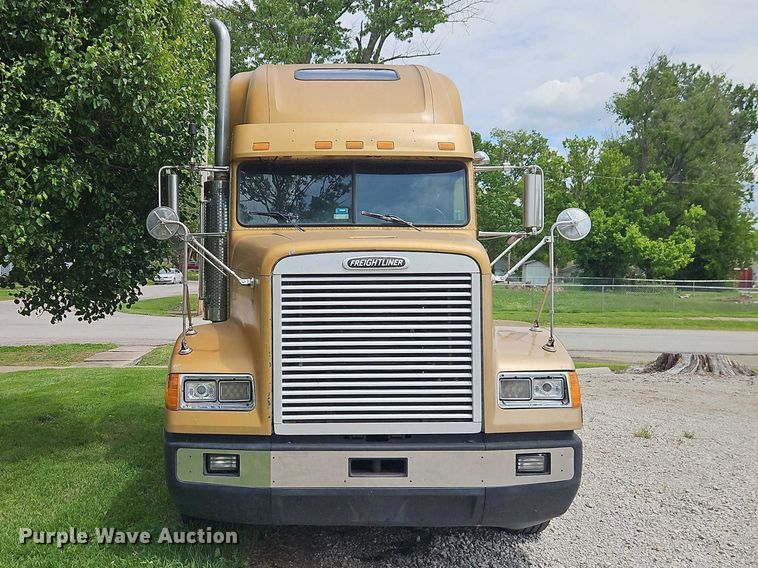 image for item EO7302 2000 Freightliner FLD semi truck
