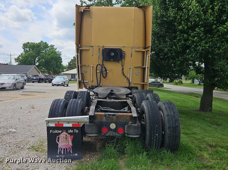 image for item EO7302 2000 Freightliner FLD semi truck