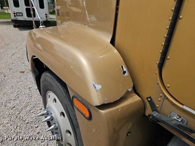 image for item EO7302 2000 Freightliner FLD semi truck