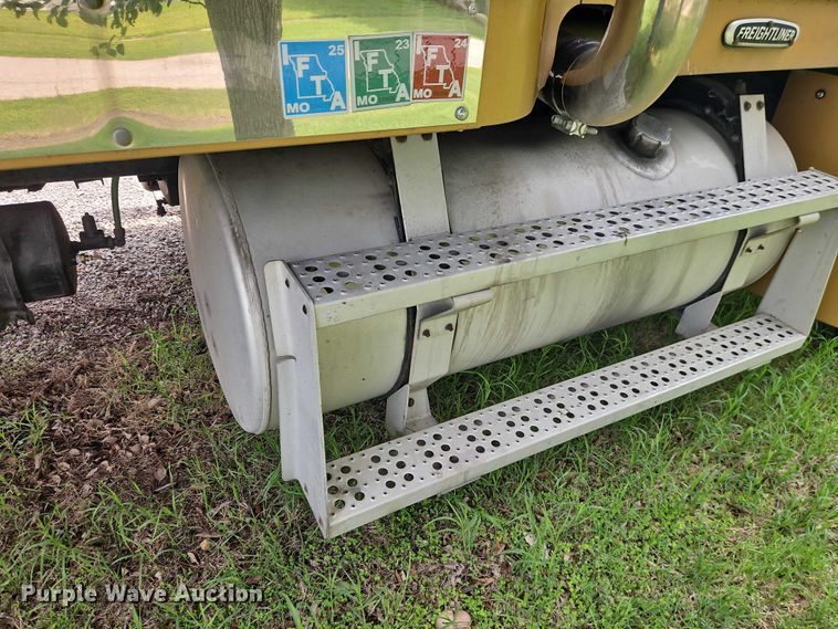 image for item EO7302 2000 Freightliner FLD semi truck