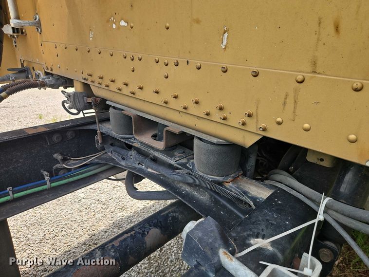 image for item EO7302 2000 Freightliner FLD semi truck