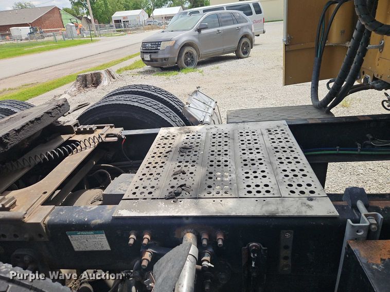 image for item EO7302 2000 Freightliner FLD semi truck