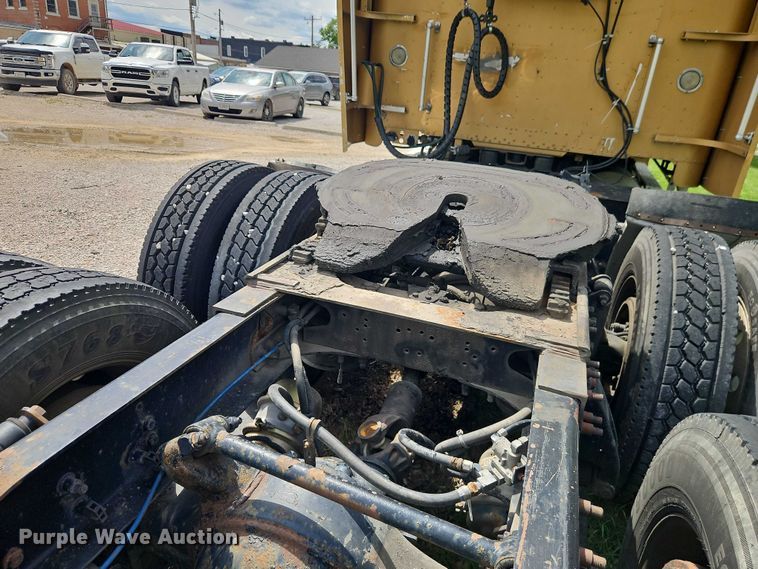 image for item EO7302 2000 Freightliner FLD semi truck