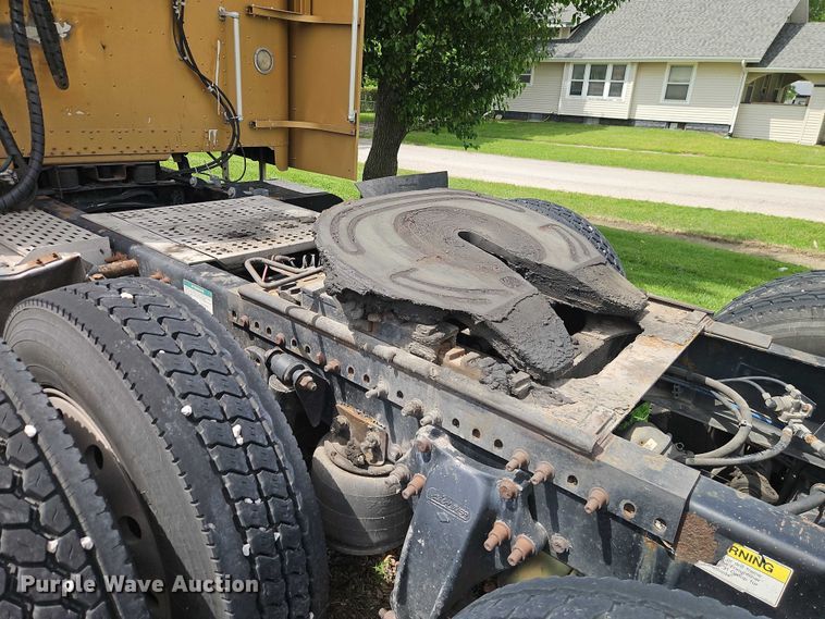 image for item EO7302 2000 Freightliner FLD semi truck