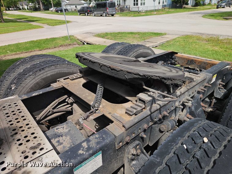 image for item EO7302 2000 Freightliner FLD semi truck