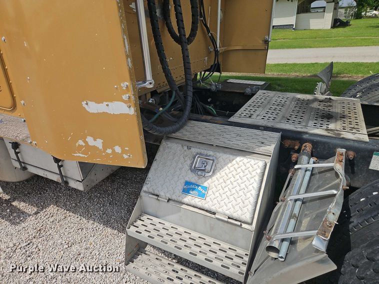image for item EO7302 2000 Freightliner FLD semi truck